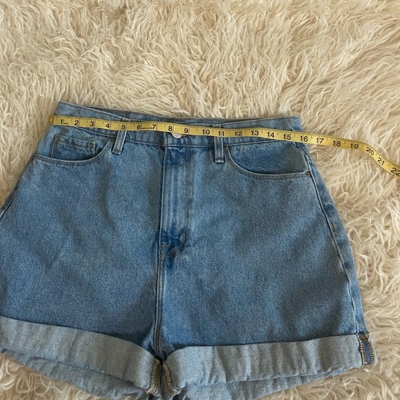 Urban Outfitters BDG Mom High Rise Light Wash Denim Jean Shorts, size 30W - Picture 8 of 9